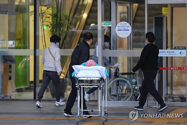 '전공의 없는 병원' 현실화 (서울=연합뉴스) 신현우 기자 = 20일 서울 시내 한 대학병원에서 환자가 이송되고 있다.
    정부의 의과대학 입학 정원 확대에 반발하는 전공의들이 병원을 떠나면서 '전공의 없는' 병원이 현실화했다. 이날 의료계와 보건복지부에 따르면 전공의들의 집단사직으로 인해 가동되는 비상진료체계가 버틸 수 있는 기간은 대략 '2∼3주 정도'다. 2024.2.20 nowwego@yna.co.kr