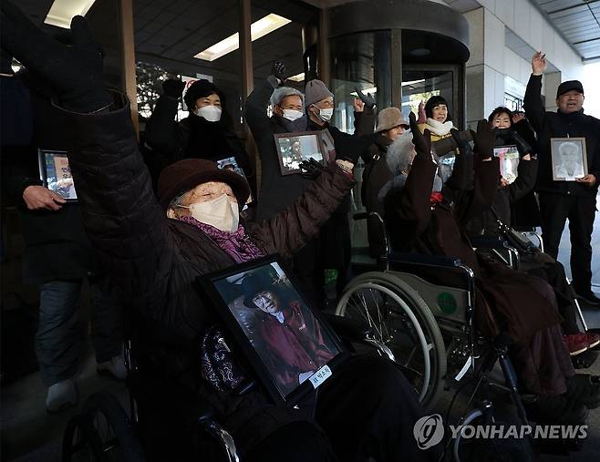 만세 부르는 '후지코시 강제동원' 피해자와 유족들 (서울=연합뉴스) 이지은 기자 = 25일 오전 서울 서초구 대법원에서 열린 일제 강제동원 군수기업 후지코시 상대 손배소송 상고심 선고를 마친 뒤 피해자 김정주(앞줄 왼쪽부터), 김계순, 이자순 할머니와 유족들이 만세를 부르고 있다. 대법원이 이날 원심의 원고일부승소 판결을 확정해 후지코시는 피해자 1인당 8천만원∼1억원씩 총 21억원과 지연손해금을 지급해야 한다. 2024.1.25 jieunlee@yna.co.kr