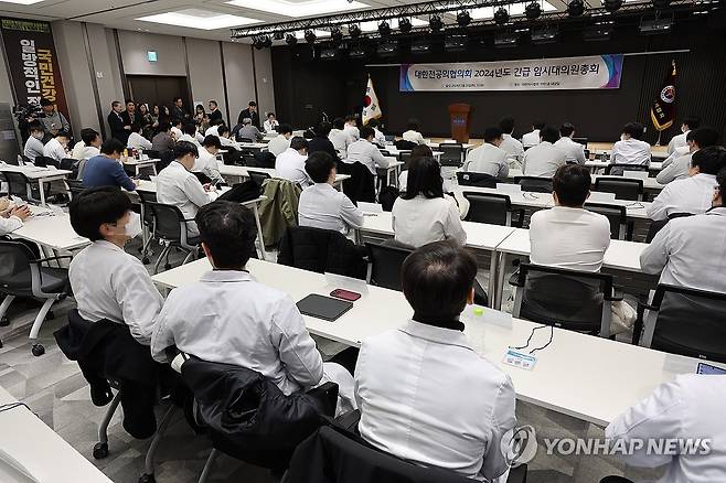 병원 떠난 전공의 대표들 한자리에 (서울=연합뉴스) 박동주 기자 = 정부의 의대 증원 방침에 반발해 사직서를 내고 근무 중단을 선언한 전공의 대표들이 20일 서울 용산구 대한의사협회 회관에서 열린 대한전공의협의회 긴급 임시대의원총회에 참석하고 있다. 2024.2.20 pdj6635@yna.co.kr