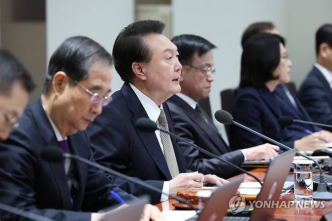 윤석열 대통령, 국무회의 발언 (서울=연합뉴스) 진성철 기자 = 윤석열 대통령이 20일 서울 용산 대통령실 청사에서 열린 국무회의에서 발언하고 있다.  2024.2.20 zjin@yna.co.kr