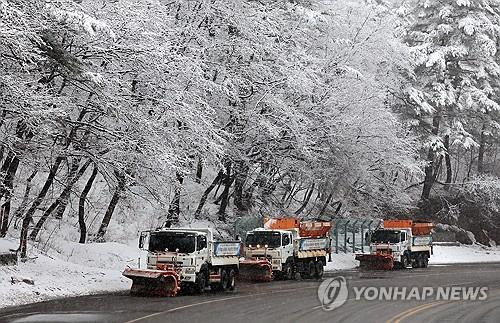 50㎝ 폭설 예고…제설차 작업 분주   (강릉=연합뉴스) 유형재 기자 = 20일 강원 동해안과 산간에 최고 50㎝의 폭설이 예고된 가운데 대관령 구간에서 제설차들이 고갯길을 계속 오르내리며 작업을 하고 있다. 2024.2.20 yoo21@yna.co.kr