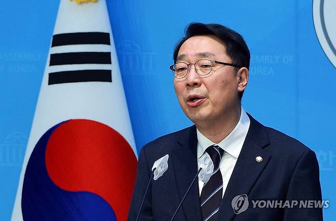 윤영찬, "하위 10% 통보 받아…굴복하지 않겠다" (서울=연합뉴스) 한종찬 기자 = 더불어민주당 윤영찬 의원이 20일 오후 국회 소통관에서 기자회견을 열고 발언하고 있다. 2024.2.20 saba@yna.co.kr