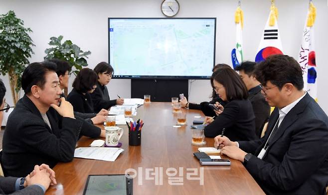 김동근 시장(왼쪽)이 유현승 ㈜시지바이오 대표와 바이오산업 육성을 위한 협력 방안을 논의하고 있다.(사진=의정부시 제공)