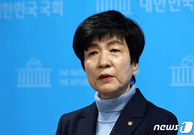 김영주 국회부의장이 19일 오후 서울 여의도 국회 소통관에서 더불어민주당 탈당 기자회견을 마치고 취재진의 질문에 답하고 있다. 2024.2.19/뉴스1 ⓒ News1 구윤성 기자