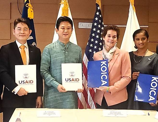 20일 오전(현지시각) 인도 뉴델리 미국 대사관에서 개최된 코이카-미국 국제개발처(USAID) 인도 사무소  간 포괄적 개발협력 파트너십 추진을 위한 업무협약(MOU) 체결식에서 (왼쪽부터) 장우찬 코이카 인도 주재관, 임상우 주인도한국대사관 공사, 패트리샤 라시나(Patricia A. Lacina) 주인도미국대사관 공사, 비나 레디(Veena Reddy) USAID 인도사무소장이 기념사진을 촬영하고 있다. (사진=코이카 제공)