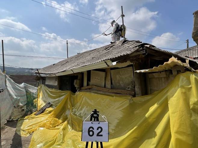 철거 전문업체 직원이 용인 지역 한 농가의 슬레이트 지붕을 철거하고 있다. [사진제공=용인시]