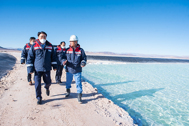 &nbsp;최정우 포스코그룹 회장이 아르헨티나 염호를 시찰하고 있다.(사진=포스코)