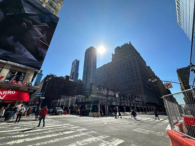 지난해 철거된 뉴욕 맨해튼 호텔 펜실베이니아 부지. 건널목 건너 오른편에는 펜스테이션이 있다./윤주헌 특파원