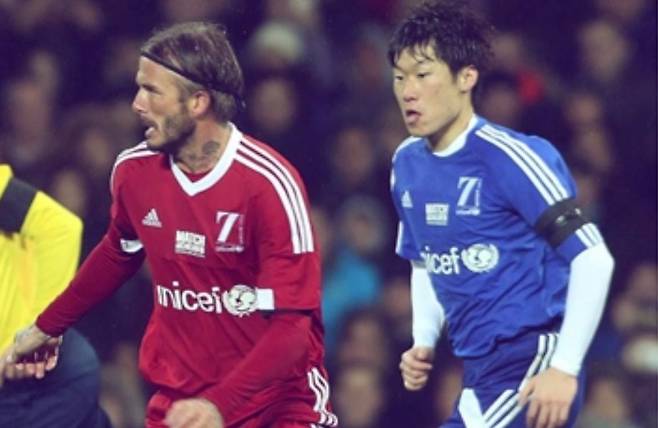 축구선수 데이비트 베컴(왼쪽)과 박지성. 2015년 맨유가 공식 인스타그램에 두 선수가 한 프레임에 담긴 사진을 공개하며 화제를 모았다. 베컴은 1990년대 후반, 박지성은 2000년대 중후반 맨유의 전성기를 이끌었다. /인스타그램