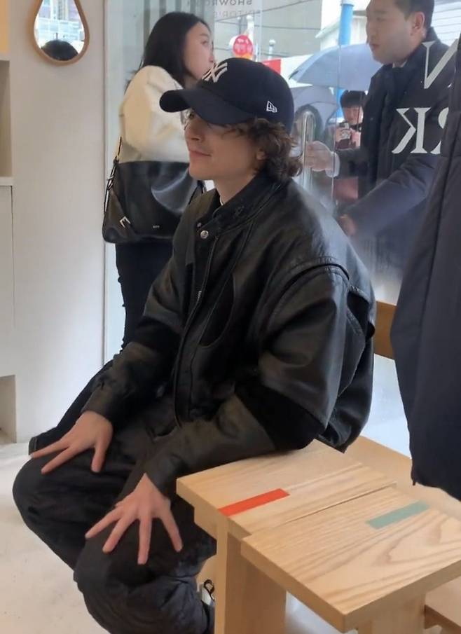 티모시 샬라메가 서울 서촌의 한 카페에 방문했다. /온라인 커뮤니티