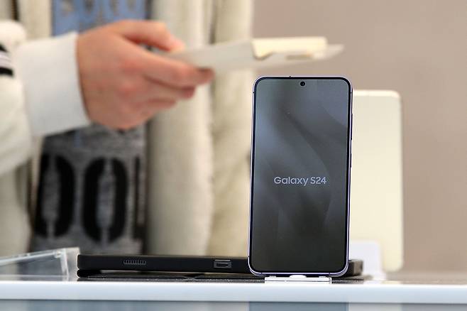 울 강남구 삼성 강남 스토어에 갤럭시 S24 시리즈가 진열된 모습. /뉴스1