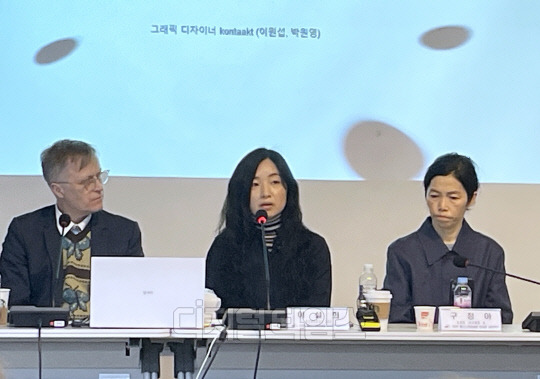 제60회 베니스비엔날레 국제미술전 한국관 기자간담회에 참석한 야콥 파브리시우스 ·이설희  예술감독과 구정아 작가. 사진=박은희 기자