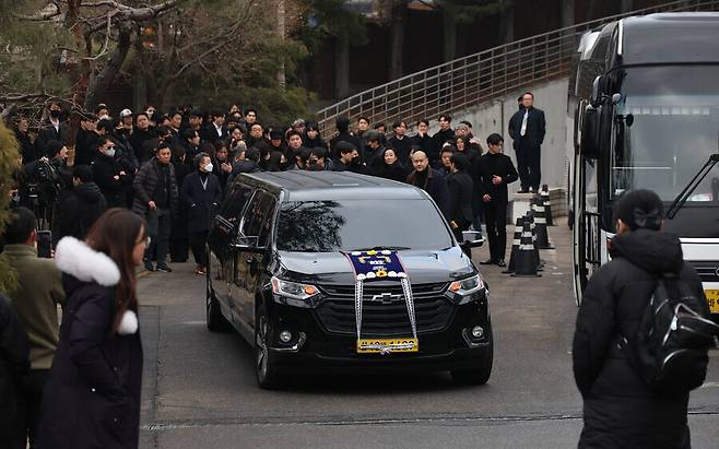 배우 이선균씨 발인식이 열린 2023년 12월29일 서울대학교병원 장례식장에서 운구차가 유족과 동료들의 배웅을 받으며 병원을 나서고 있다. 신소영 기자 viator@hani.co.kr