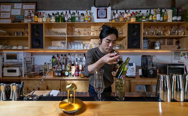2024년 2월12일 채호 ‘선유혼합음료’ 오너 바텐더가 기자에게 추천한 목테일(무알코올 칵테일) 메뉴를 만들고 있다. 김진수 선임기자
