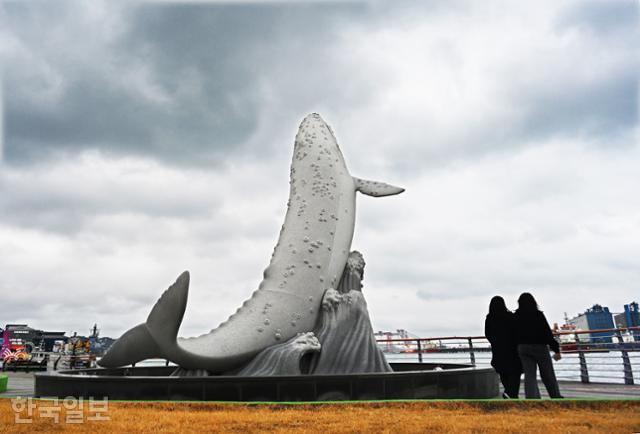 국내 포경산업의 중심이었던 울산 장생포항 부근에 대형 고래 조각상이 설치돼 있다. 고래박물관과 생태체험관, 고래문화마을 등이 조성돼 일대는 고래특구로 지정돼 있다.