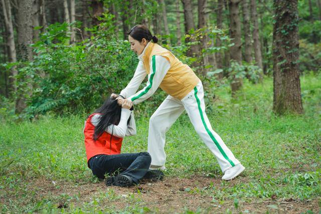드라마 '내 남편과 결혼해줘'에서 지원(오른쪽·박민영)이 수민(송하윤)의 머리카락을 잡고 있다. tvN 제공