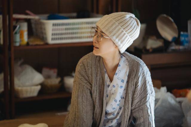 드라마 '내 남편과 결혼해줘'에서 친구와 남편의 불륜 현장을 목격하고 울고 있는 지원(박민영). 그는 암 선고를 받은 상황이었다. tvN 제공