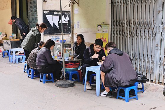 식당·찻집 등 베트남 어디에서나 목욕탕 의자에 앉은 풍경을 만날 수 있다. 노점의 쌀국수는 한국 돈으로 2000원 정도다. 사진 김은덕, 백종민
