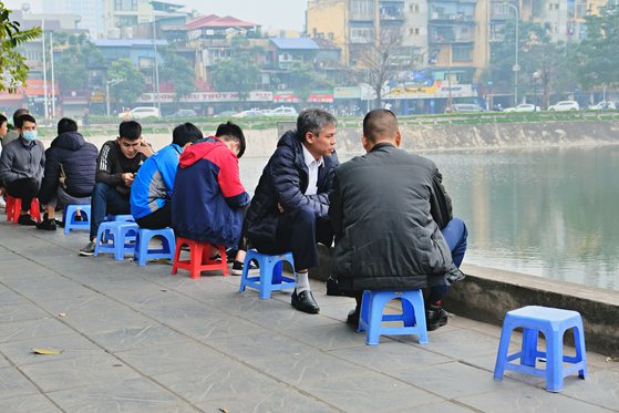 이른바 '목욕탕 의자'에 앉아 호수를 내다보며 커피를 즐기는 베트남 사람들. 주로 남자가 많다. 사진 김은덕, 백종민