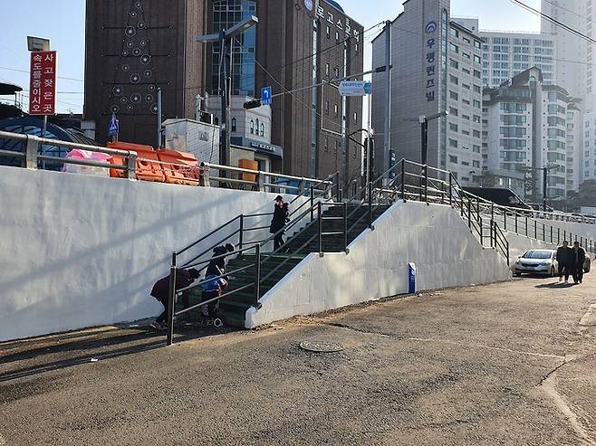 서울 서초구 방배동 서문여고 계단이 적벽돌 주택 구조물로 연출되기 전 모습. 서초구 제공