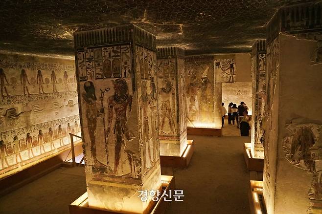 제국주의 시대에 처참하게 약탈 당한 고대 이집트 유적과 유물들은 현재 세계 유명 박물관, 미술관 소장품이다. 사진은 ‘아름다운 무덤’으로 소문나면서 벽화, 부조까지 뜯겨 나간 신왕국시대 파라오 세티 1세(재위 기원전 1294~1279년경)의 무덤 내부(룩소르의 ‘왕들의 계곡’). 도재기 선임기자