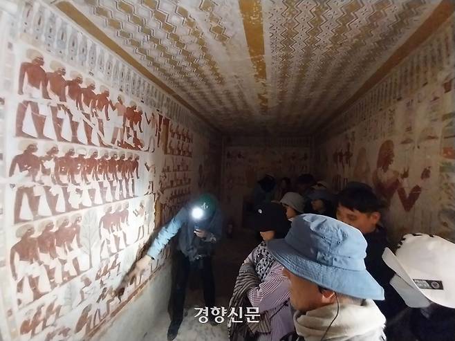 ‘한국이집트학연구소 곽민수 소장과 함께 하는 2024 이집트 문명 탐사’ 2차 여행 답사단이 지난달 23일 고대 유적지 룩소르의  신왕국시대 한 귀족 무덤 내부에서 곽민수 소장의 벽화 설명을 듣고 있다. 도재기 선임기자