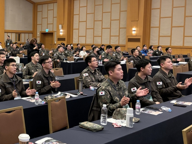 군목들이 20일 강원도 원주 오크밸리리조트에서 열린 '제30회 대한민국 군종목사 수련회'에서 손뼉치며 찬양하고 있다.