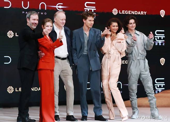 드니 빌뇌브 감독, 타냐 라푸앵트 프로듀서, 배우 스텔란 스카스가드, 오스틴 버틀러, 젠데이아, 티모시 살라메가 21일 오후 서울 여의도 콘래드 호텔에서 진행된 영화 '듄: 파트2' 내한 컨퍼런스에 참석해 포즈를 취하고 있다. /사진=이동훈 기자