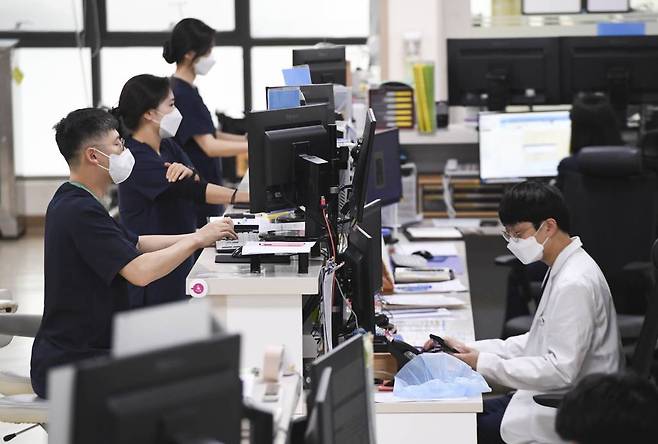 전공의들의 집단 사직으로 의료대란이 가시화하며 정부가 군병원 12곳 응급실을 민간인에게 개방한 20일 오전 경기도 성남시 국군수도병원 응급실에서 의료진들이 진료 준비를 하고 있다. / 사진=뉴시스