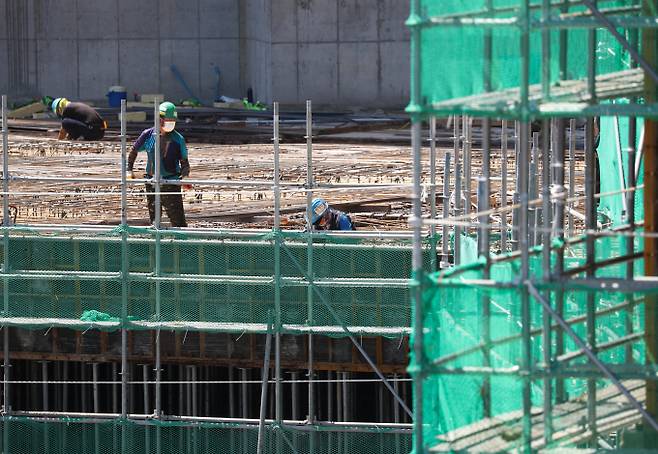 한국건설산업연구원은 현재 진행 중인 부동산PF위기의 심각성을 진단하는 한편 기에 따른 사회적 비용 최소화를 위한 다각적인 대응책 마련이 필요하다고 주장했다. 미분양 물량 해소 촉진과 통합적 위기 대응체계 마련 등을 예시로 들었다./사진=뉴스1