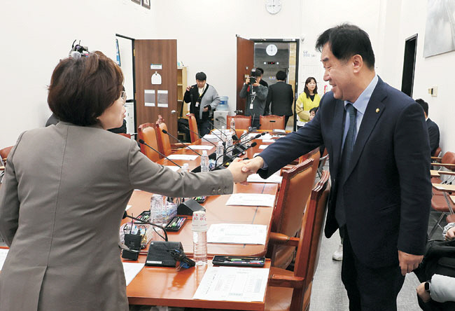 실거주 의무를 3년간 유예하는 주택법 개정안 등을 심사하기 위해 21일 국회에서 열린 국토교통위원회 국토법안심사소위원회에서 김정재(왼쪽) 소위원장이 맹성규 더불어민주당 의원과 악수하고 있다.  연합뉴스