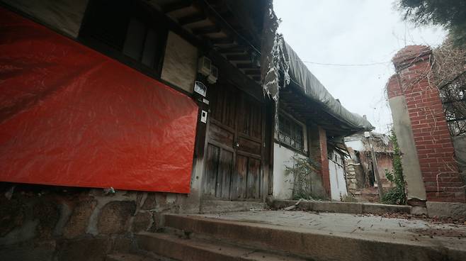 서울시는 1919년께 지어져 장기간 방치됐던 ‘옥인동 윤씨가옥’을 리모델링해 내년 상반기 시민에게 공개한다고 21일 밝혔다. 사진은 옥인동 윤씨가옥 입구.[서울시 제공]