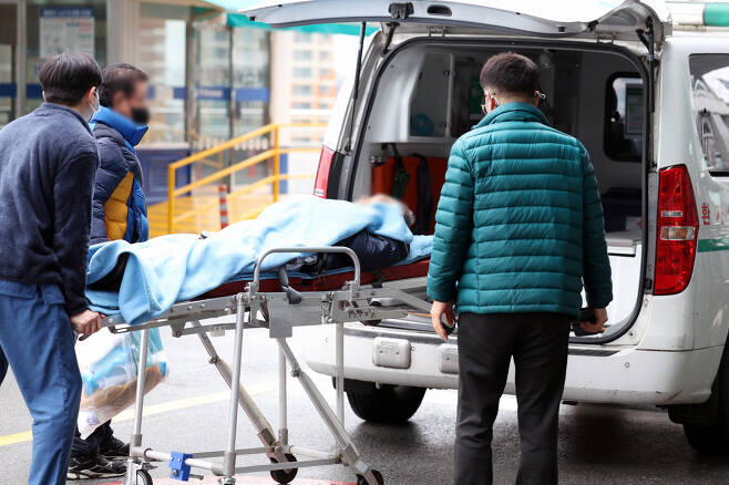 전공의 집단이탈이 시작된지 이틀째인 21일 광주 동구 조선대병원에서 한 환자가 다른 병원으로 전원되고 있다. [연합]
