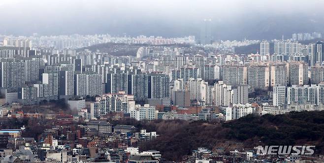 [서울=뉴시스] 홍효식 기자 = 서울 중구 남산에서 바라본 아파트 모습. 2024.02.05. yesphoto@newsis.com