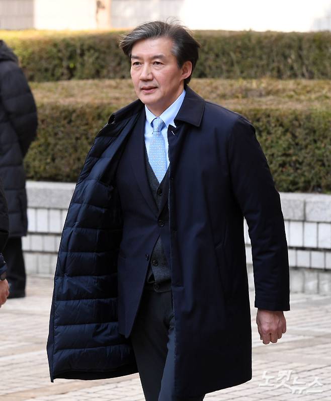 자녀 입시 비리와 청와대 감찰 무마 혐의로 기소된 조국 전 법무부 장관이 1심에 이어 2심에서도 징역 2년을 선고받은 8일 오후 서울 서초구 서울고등법원을 나서고 있다. 황진환 기자