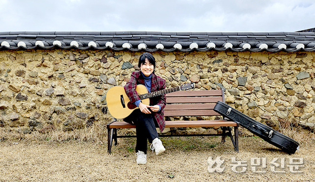 포크 가수 박강수씨는 코로나19로 서울을 떠나 유년을 보낸 전남 담양군 창평면으로 귀촌했다. 창평면에 남아 있는 옛 담벼락은 그가 만드는 유튜브 노래 콘텐츠의 무대가 된다.