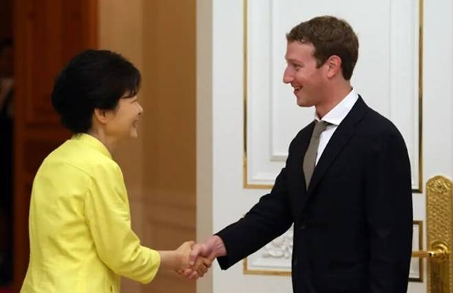 (왼쪽부터) 지난 2013년 6월 18일 청와대에서 박근혜 대통령과 악수를 하는 페이스북의 창립자이자 모회사 메타의 최고경영자(CEO) 마크 저커버그. AP