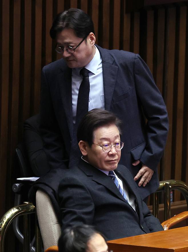 홍익표 더불어민주당 원내대표가 21일 서울 여의도 국회에서 열린 본회의에서 이재명 대표와 대화를 마치고 자리로 이동하고 있다. 뉴스1