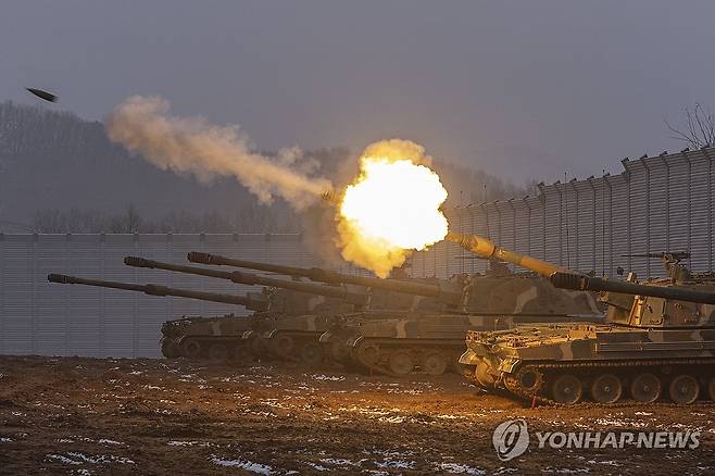 불꽃 내뿜는 K9 (포천=연합뉴스) 임병식 기자 = 2일 경기도 포천시 다락대훈련장에서 실시된 육군 7기동군단 혹한기 결전태세 확립 훈련에서 8기동사단 K9 자주포가 포탄을 발사하고 있다. 
    7군단은 기계화부대의 기동과 사격을 연계한 혹한기 훈련을 2월 말까지 실시한다. 2024.1.2 andphotodo@yna.co.kr