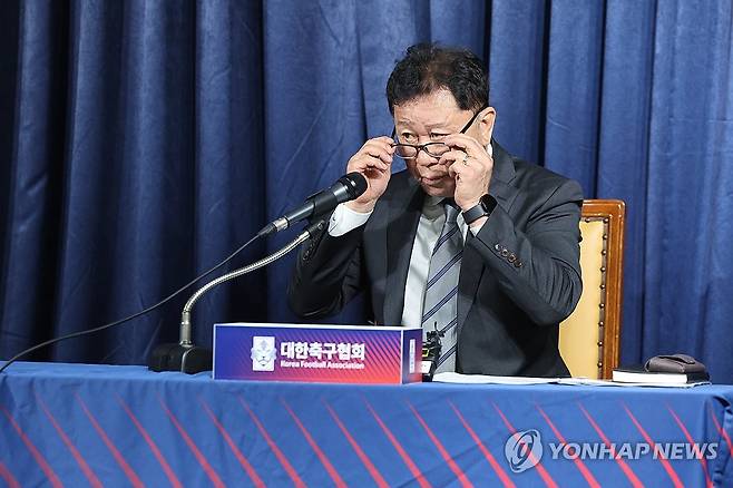 안경 벗는 정해성 위원장 (서울=연합뉴스) 서대연 기자 = 정해성 대한축구협회 국가대표전력강화위원장이 21일 오후 서울 종로구 축구회관에서 열린 전력강화위원회 회의 결과 브리핑에서 취재진 질문을 들으며 안경을 벗고 있다. 2024.2.21 dwise@yna.co.kr