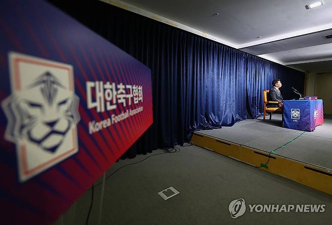 축협, 국가대표 전력강화위 회의 결과 브리핑 (서울=연합뉴스) 서대연 기자 = 정해성 대한축구협회 국가대표전력강화위원장이 21일 오후 서울 종로구 축구회관에서 전력강화위원회 회의 결과 브리핑을 하고 있다. 2024.2.21 dwise@yna.co.kr