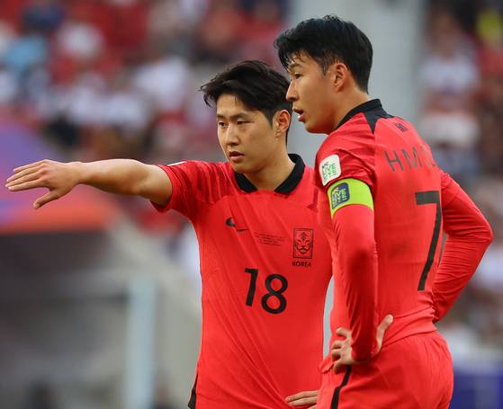 20일(현지시간) 카타르 도하 앗수마마 스타디움에서 열린 2023 아시아축구연맹(AFC) 카타르 아시안컵 조별리그 E조 2차전 요르단과 한국의 경기. 손흥민과 이강인이 프리킥을 준비하고 있다. 〈사진=연합뉴스〉