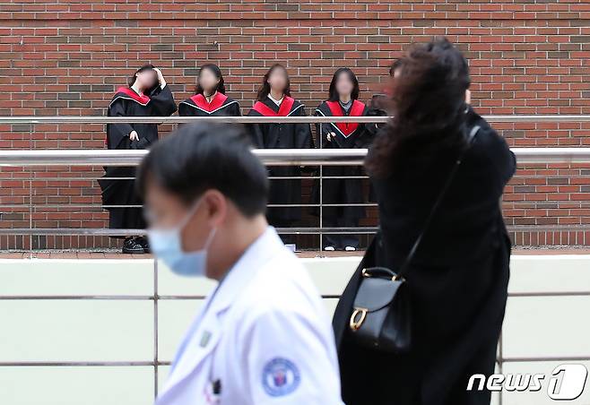 대구의 한 의과대학에서 지난 20일 학위수여식을 앞둔 졸업생들이 기념촬영을 하고 있다. /뉴스1 ⓒ News1 공정식 기자