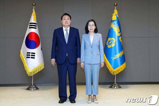 윤석열 대통령이 26일 정부세종청사에서 김현숙 여성가족부 장관에게 국무위원 임명장을 수여한 뒤 기념촬영하고 있다. (대통령실사진기자단) 2022.5.26/뉴스1 ⓒ News1 안은나 기자