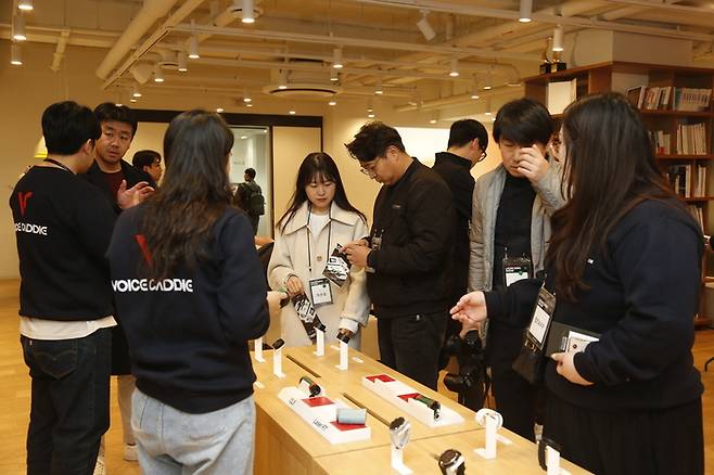 보이스캐디가 2024년 신제품 론칭쇼를 서울 강남구 본사에서 개최했다. 참석자들이 신제품을 체험하고 있다. 사진 | 보이스캐디