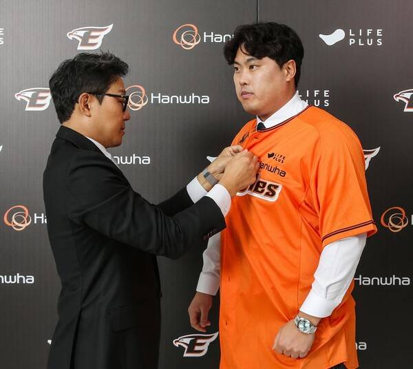 한화이글스 유니폼을 입는 류현진. 사진┃한화 이글스