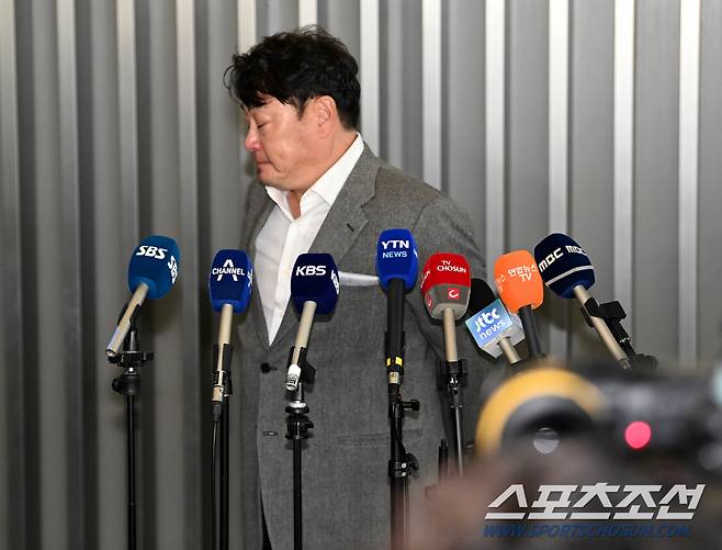 29일 KIA 타이거즈 코칭스탭이 전지훈련지인 호주로 출국했다. 진갑용 감독대행이 인터뷰 중 눈시울이 붉어지고 있다. 인천공항=허상욱 기자wook@sportschosun.com/2024.01.29/