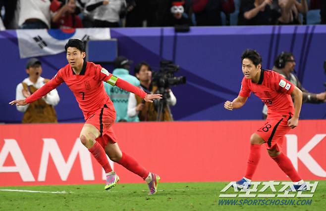 2일(현지시간) 카타르 알와크라 알자누브 스타디움에서 열린 2023 아시아축구연맹(AFC) 카타르 아시안컵 8강전 대한민국과 호주의 경기. 연장 전반 손흥민의 역전골이 터지자 이강인이 환호하고 있다. 알와크라(카타르)=박재만 기자pjm@sportschosun.com/2023.02.02/