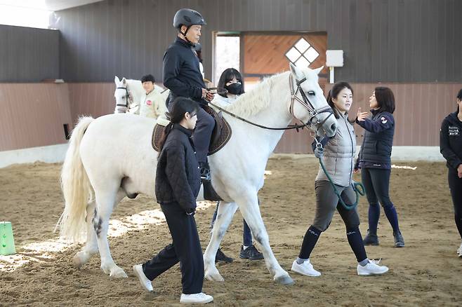 한국마사회 실버힐링승마 강습현장. 사진제공=한국마사회