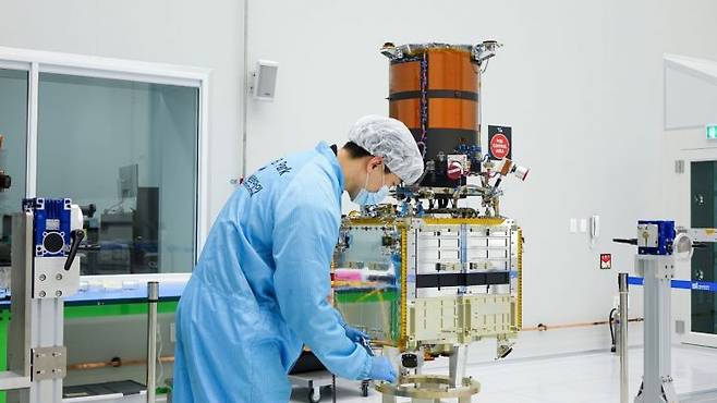 쎄트렉아이 연구원들이 초소형 위성 '스페이스아이-엠'을 제작하고 있다.
